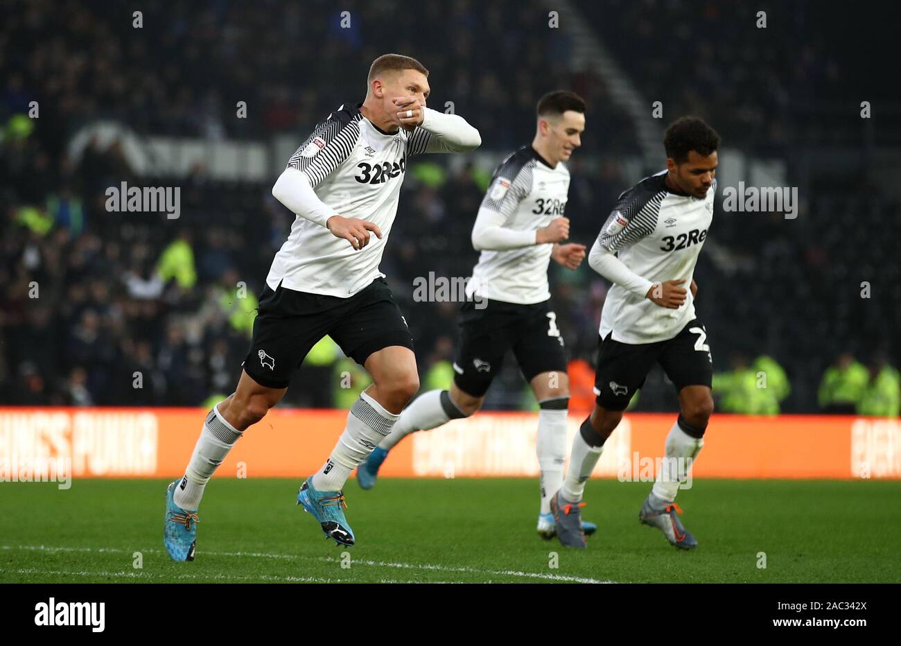 Derby County's Martyn Waghorn (sinistra) punteggio celebra il suo lato del primo obiettivo del gioco durante il cielo di scommessa match del campionato al Pride Park, Derby. Foto Stock