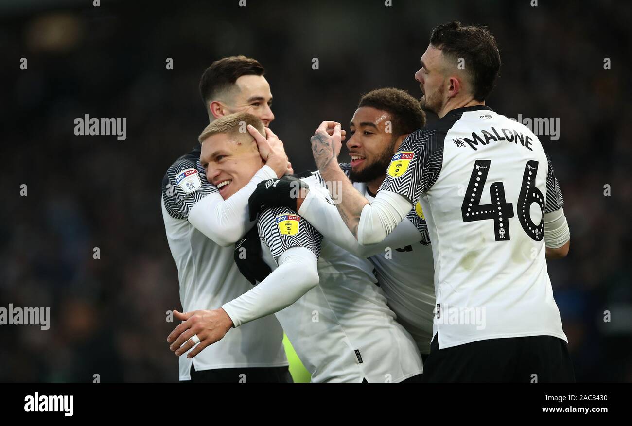 Derby County's Martyn Waghorn (sinistra) punteggio celebra il suo lato del primo obiettivo del gioco con i tuoi compagni di squadra durante il cielo di scommessa match del campionato al Pride Park, Derby. Foto Stock