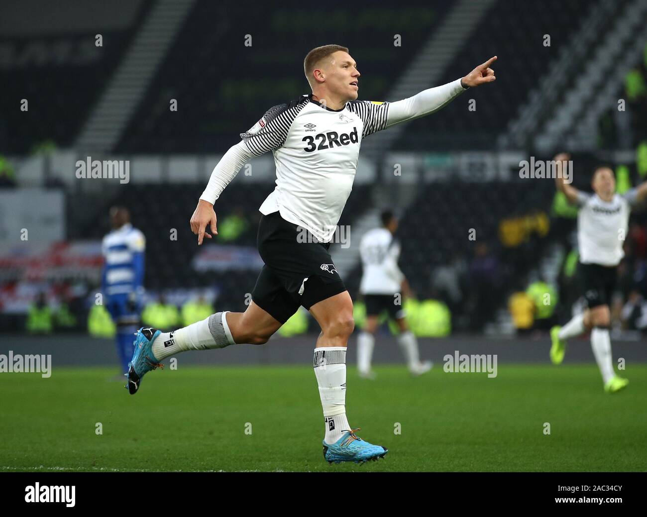 Derby County's Martyn Waghorn punteggio celebra il suo lato del primo obiettivo del gioco durante il cielo di scommessa match del campionato al Pride Park, Derby. Foto Stock