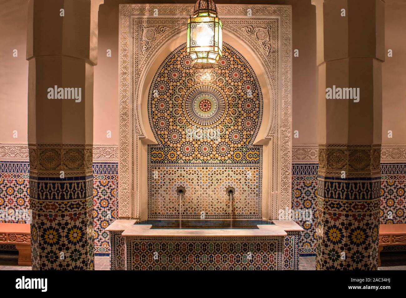 Orlando, Florida . Novembre 18, 2019. Bella lampada e una fontana in Marocco Pavillion a Epcot Foto Stock