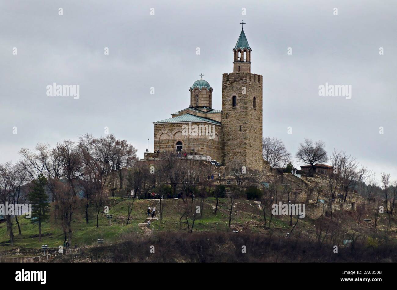 La fortezza di Tsarevets è una roccaforte medievale situato su una collina con lo stesso nome in Veliko Tarnovo, la vecchia capitale della Bulgaria, Europa Foto Stock