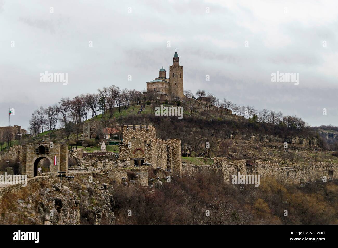 L'ingresso principale e la fortezza di Tsarevets, roccaforte medievale situato su una collina con lo stesso nome in Veliko Tarnovo, la vecchia capitale della Bulgaria, Foto Stock