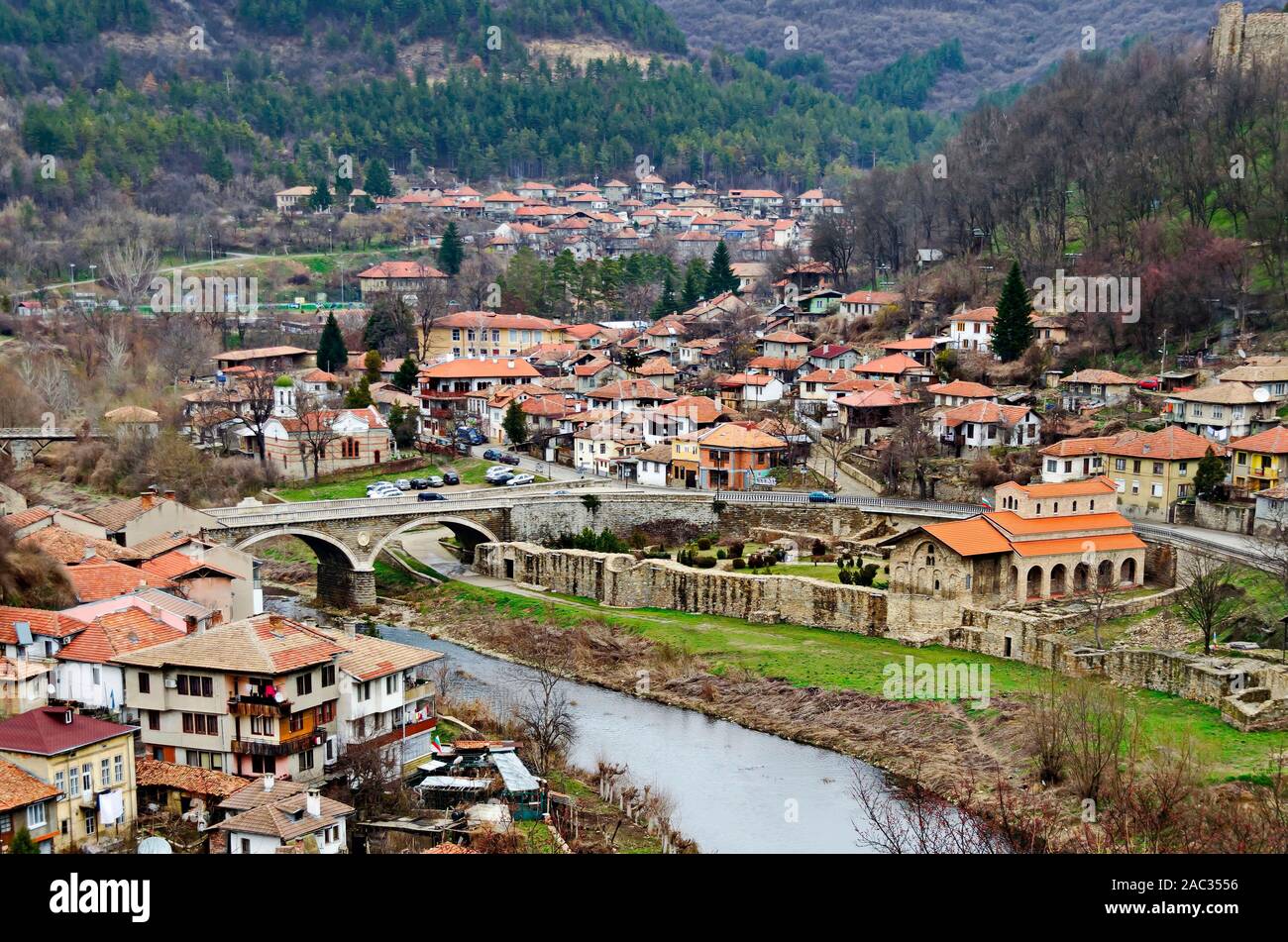 Vista di un quartiere residenziale con vecchie case e il ponte sul fiume Yantra a Veliko Tarnovo, la vecchia capitale della Bulgaria, Europa Foto Stock