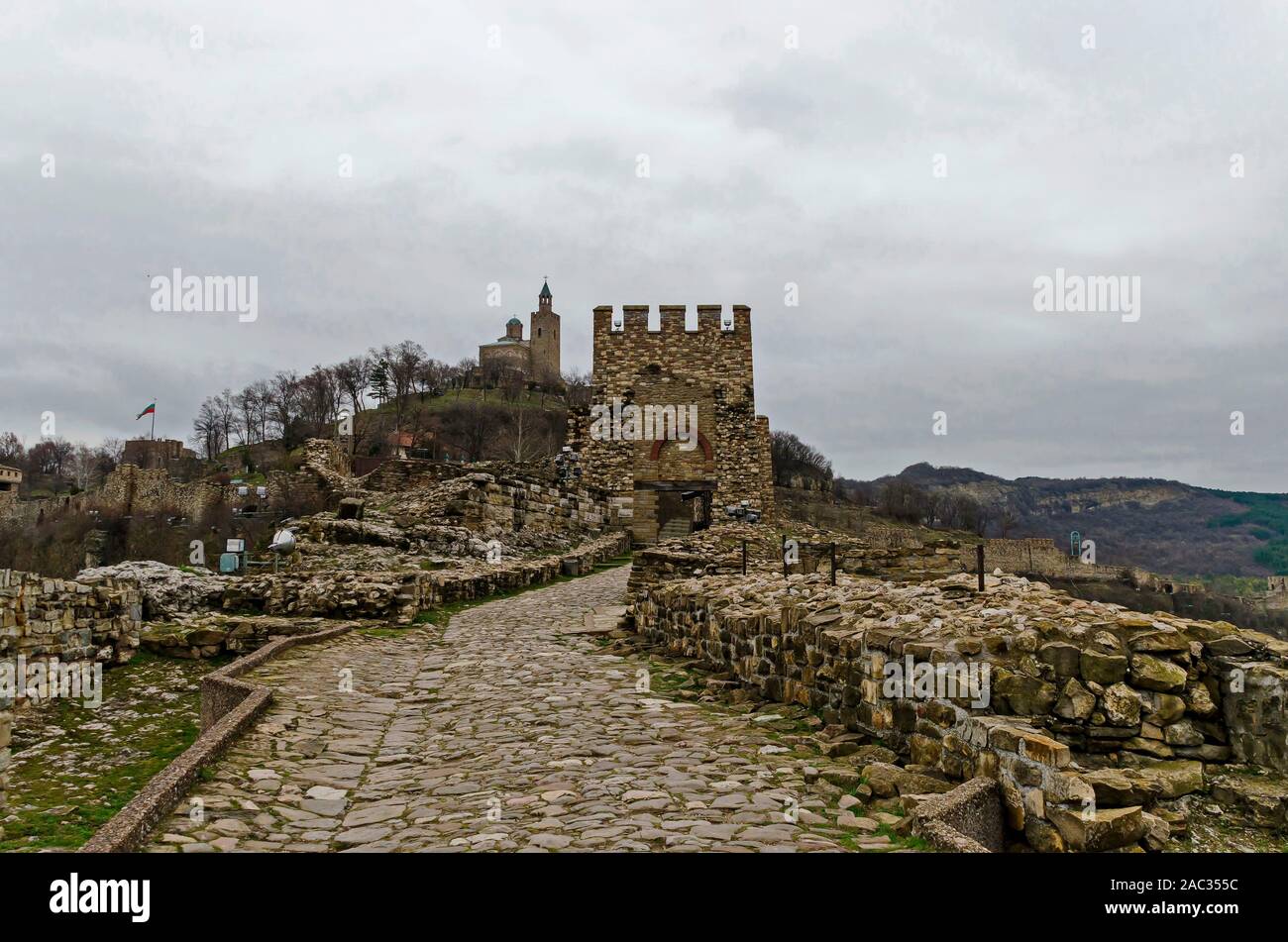 L'ingresso principale e la fortezza di Tsarevets, roccaforte medievale situato su una collina con lo stesso nome in Veliko Tarnovo, la vecchia capitale della Bulgaria, Foto Stock