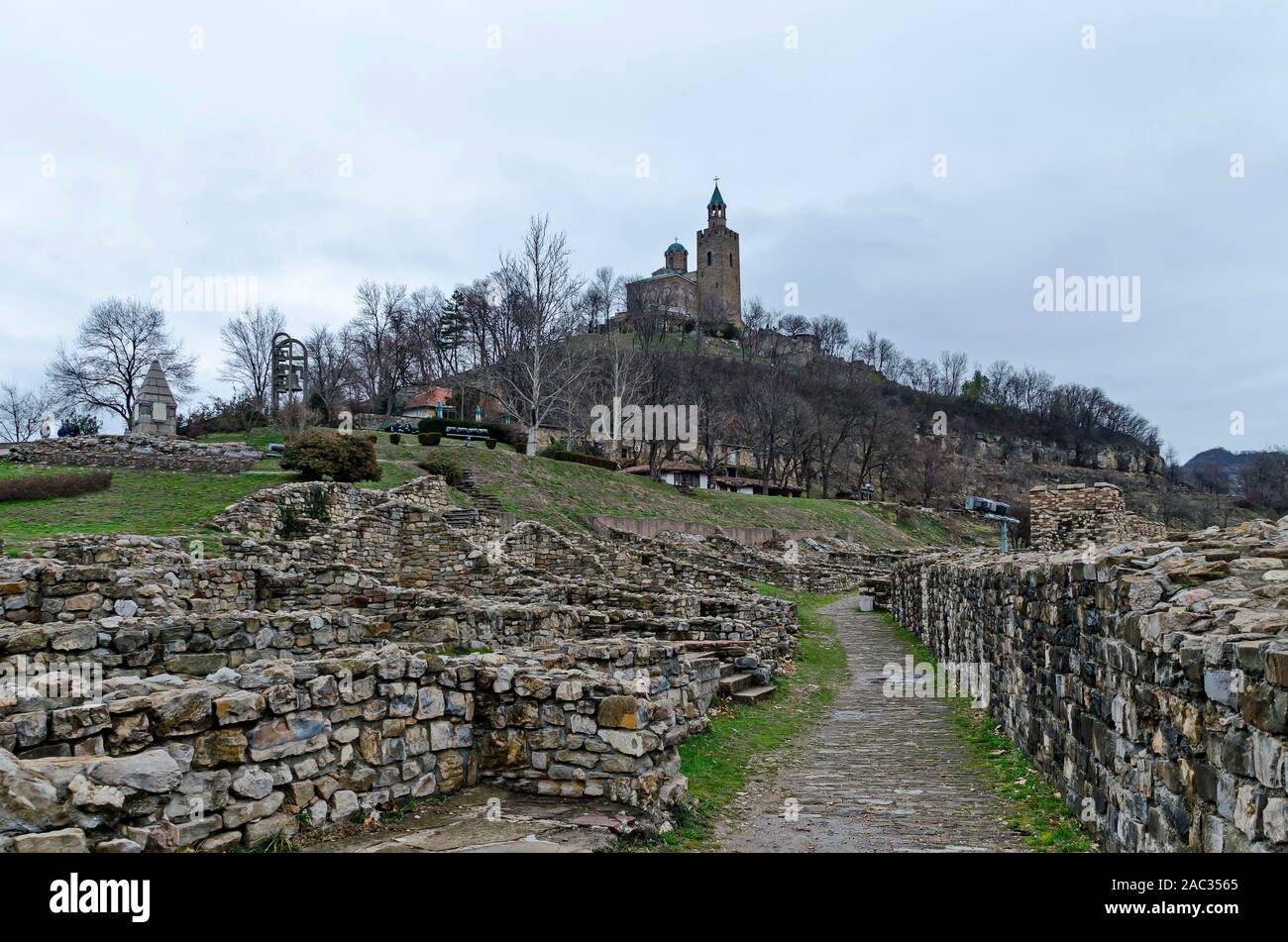 L'ingresso principale e la fortezza di Tsarevets, roccaforte medievale situato su una collina con lo stesso nome in Veliko Tarnovo, la vecchia capitale della Bulgaria, Foto Stock