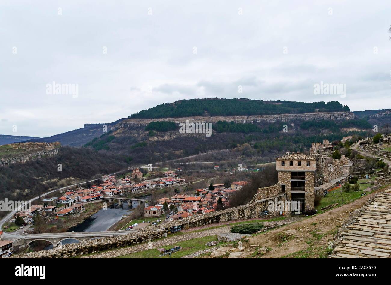 Vista di un quartiere residenziale con vecchie case e il ponte sul fiume Yantra a Veliko Tarnovo, la vecchia capitale della Bulgaria, Europa Foto Stock