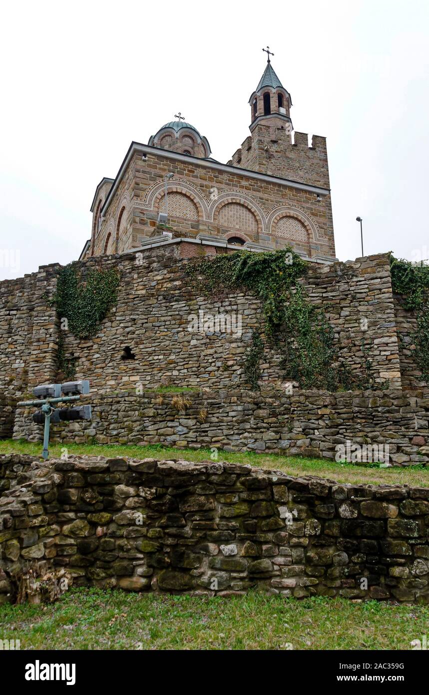 La fortezza di Tsarevets è una roccaforte medievale situato su una collina con lo stesso nome in Veliko Tarnovo, la vecchia capitale della Bulgaria, Europa Foto Stock