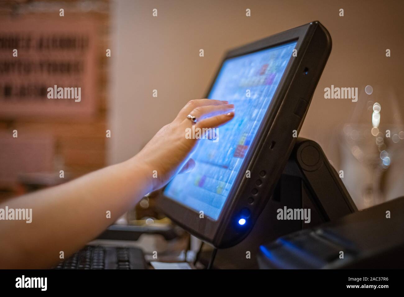 Un touch-screen di cassa nel sistema il ristorante per prenotare un tavolo, aggiungere elementi e pagare tramite carta di credito o contanti Foto Stock