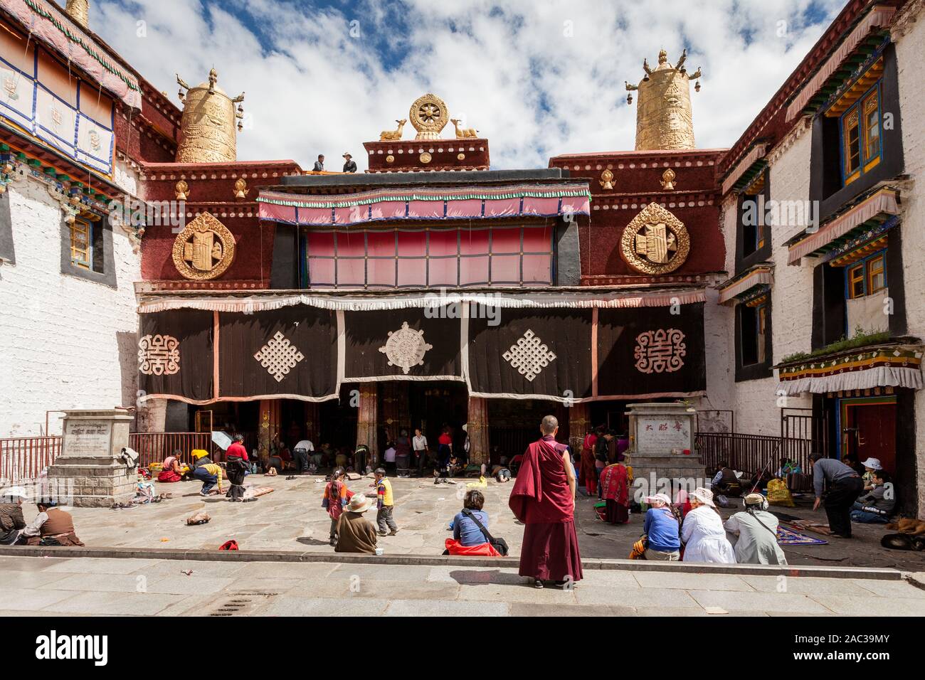 Lhasa, in Tibet - 24 Settembre 2010: fedeli davanti il tempio del Jokhang Foto Stock