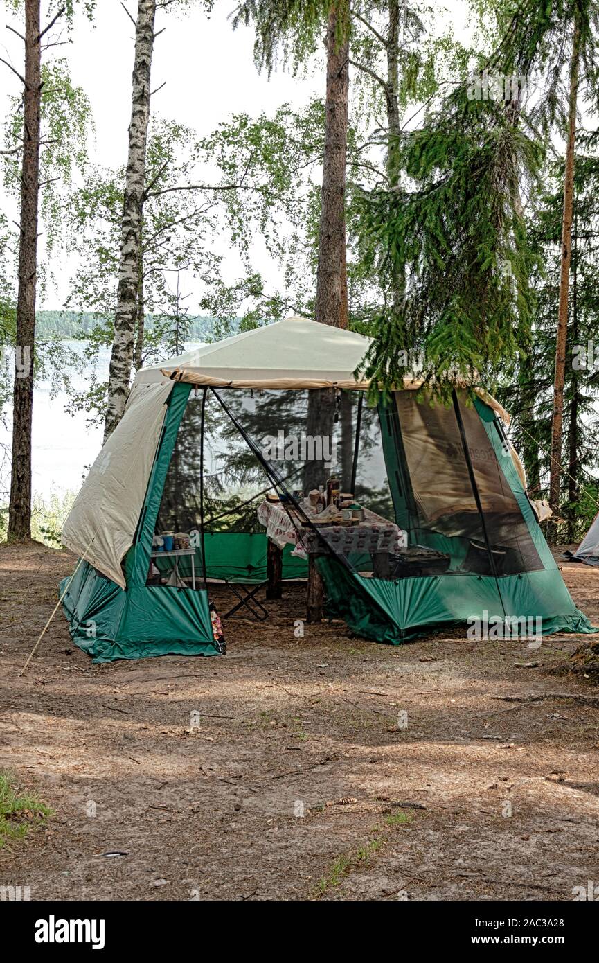 Camping sul lago nel bosco. Foto Stock