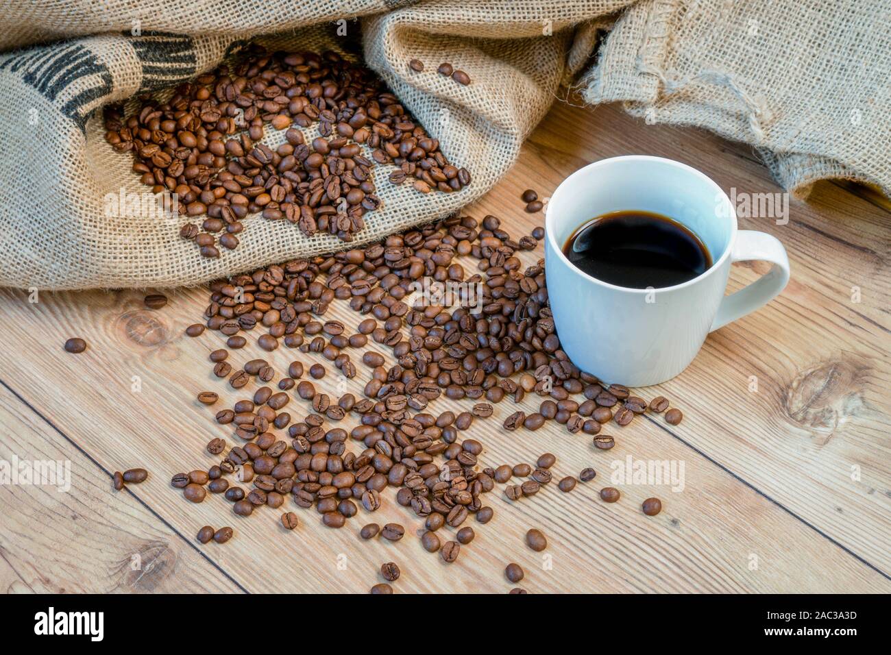 I chicchi di caffè sul sacco di iuta e stampati Brasil sullo sfondo Foto Stock