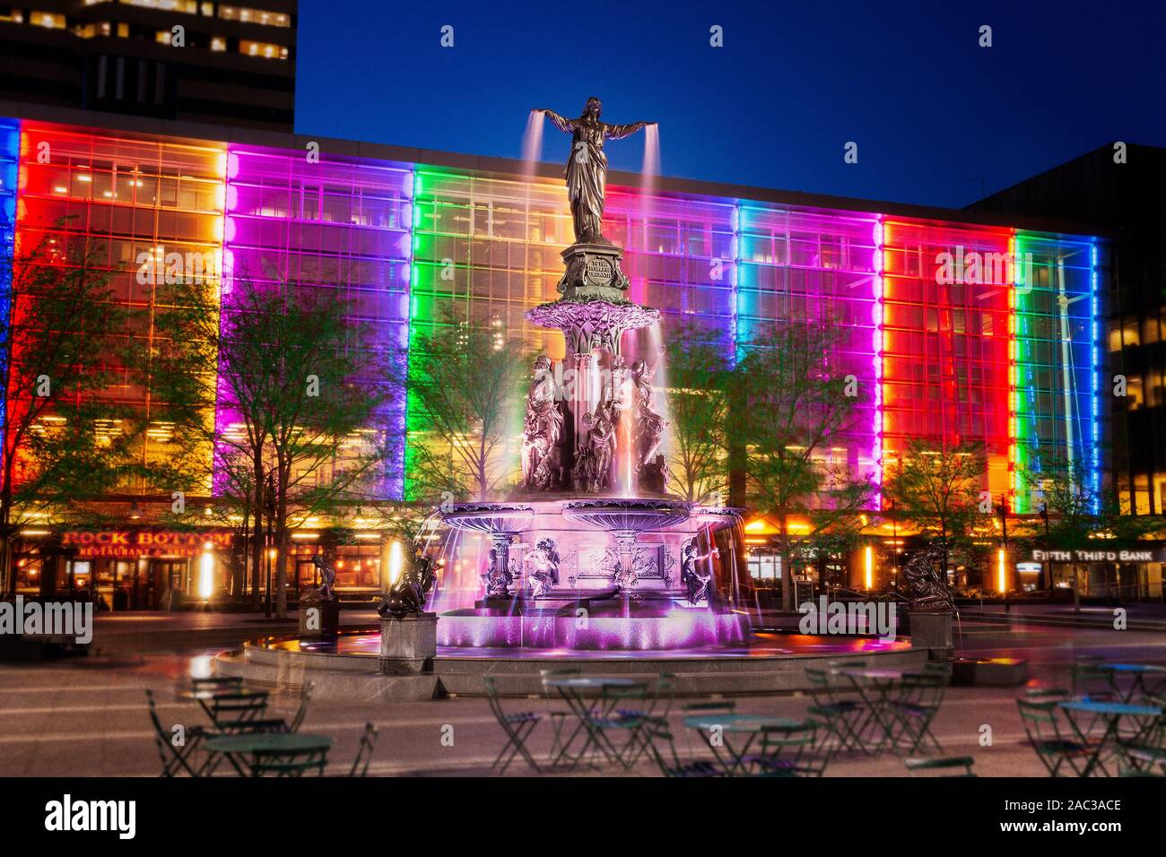 Tyler Davidson fontana situata a Cincinnati, Ohio. La figura principale è un genio dell'acqua. Foto Stock