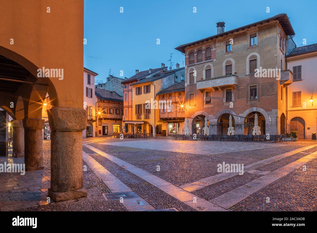 Como - Piazza San Fedele e piazza al tramonto. Foto Stock