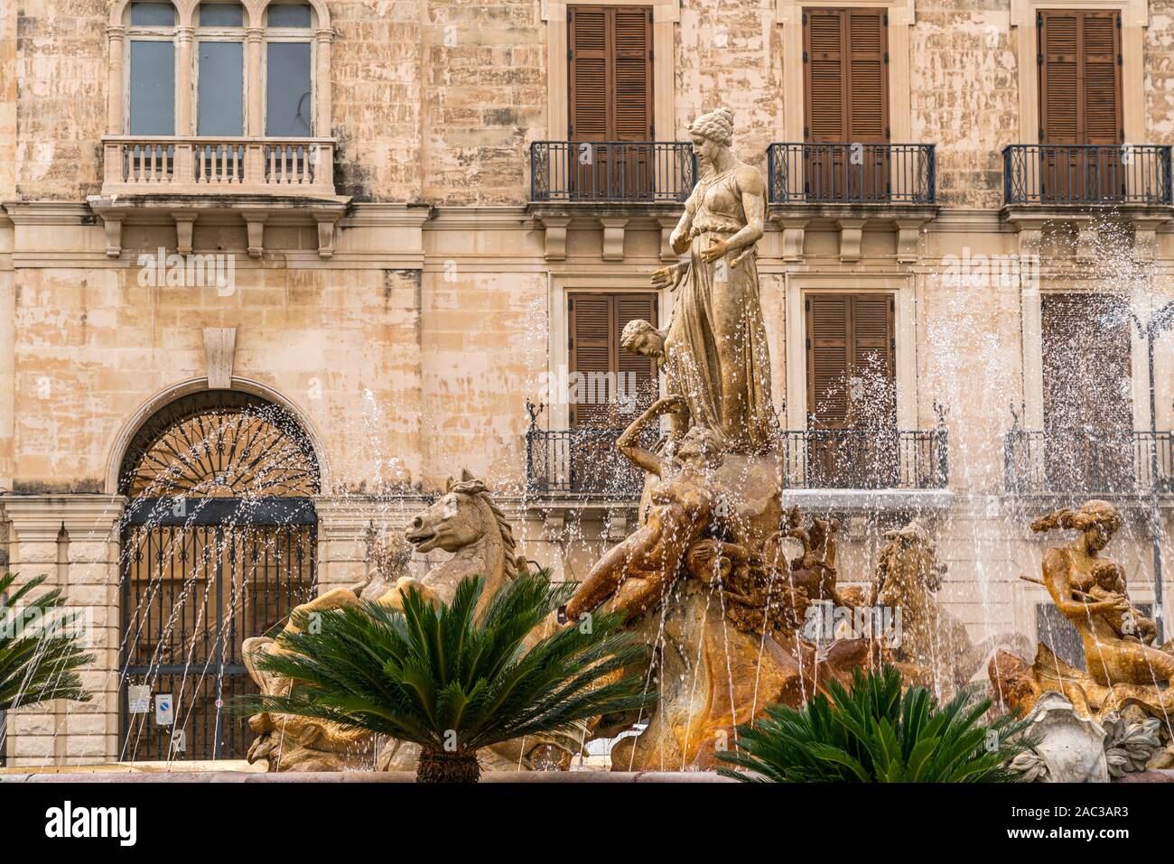 Artemisbrunnen auf dem Platz Piazza Archimede, Insel Syrakus Ortigia, Sizilien, Italien, Europa | Fontana di Artemis sulla Piazza Archimede, Ortigia Foto Stock