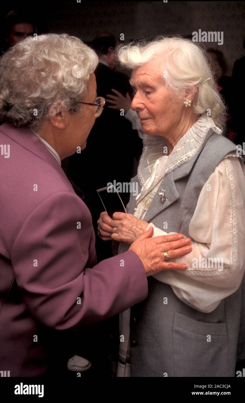 Due vecchi amici di lady chat a festa di compleanno Foto Stock