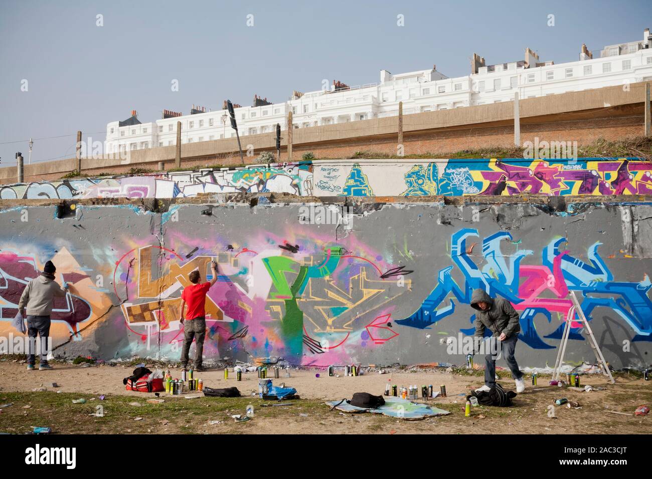 Artisti di graffiti sul lavoro in Brighton Foto Stock