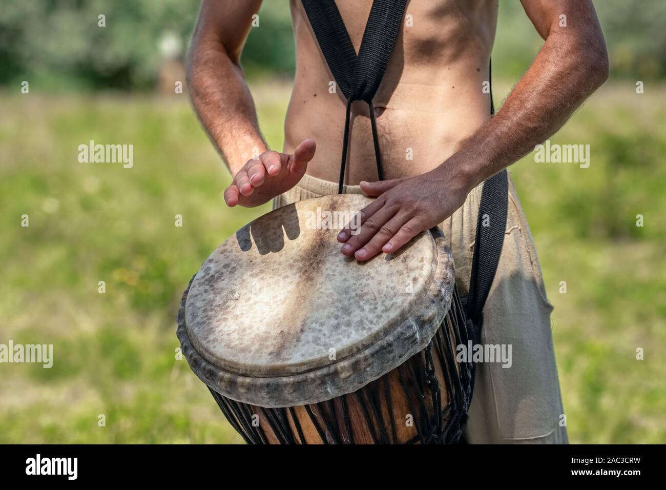 Unidentified uomo caucasico giocando african djembe tamburo Foto Stock