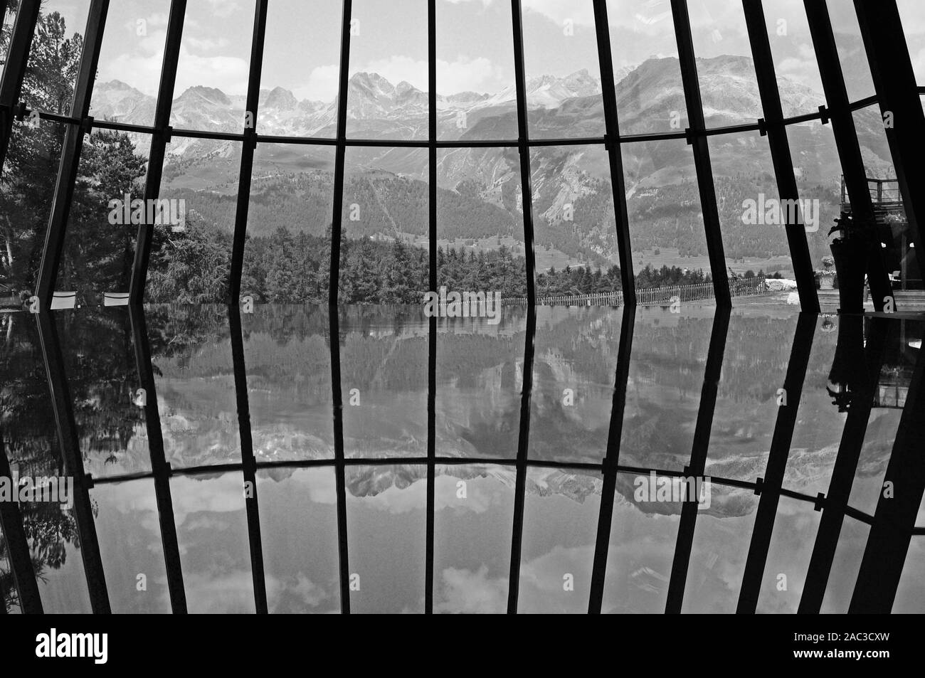 La grande piscina coperta del lussuoso Hotel Kronenhof in alta Engadina nelle alpi svizzere. Foto Stock