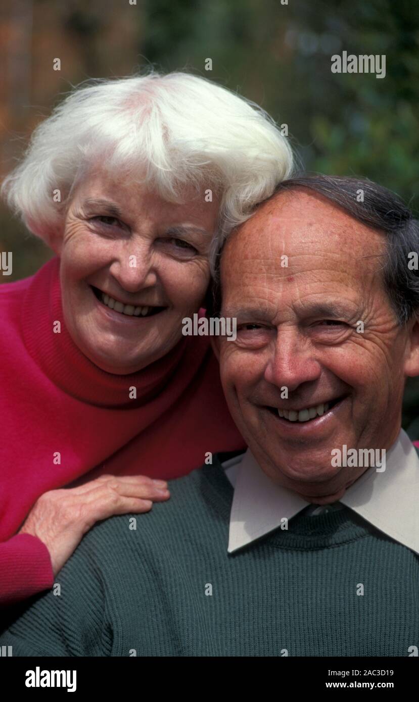 Ritratto felice coppia di anziani Foto Stock