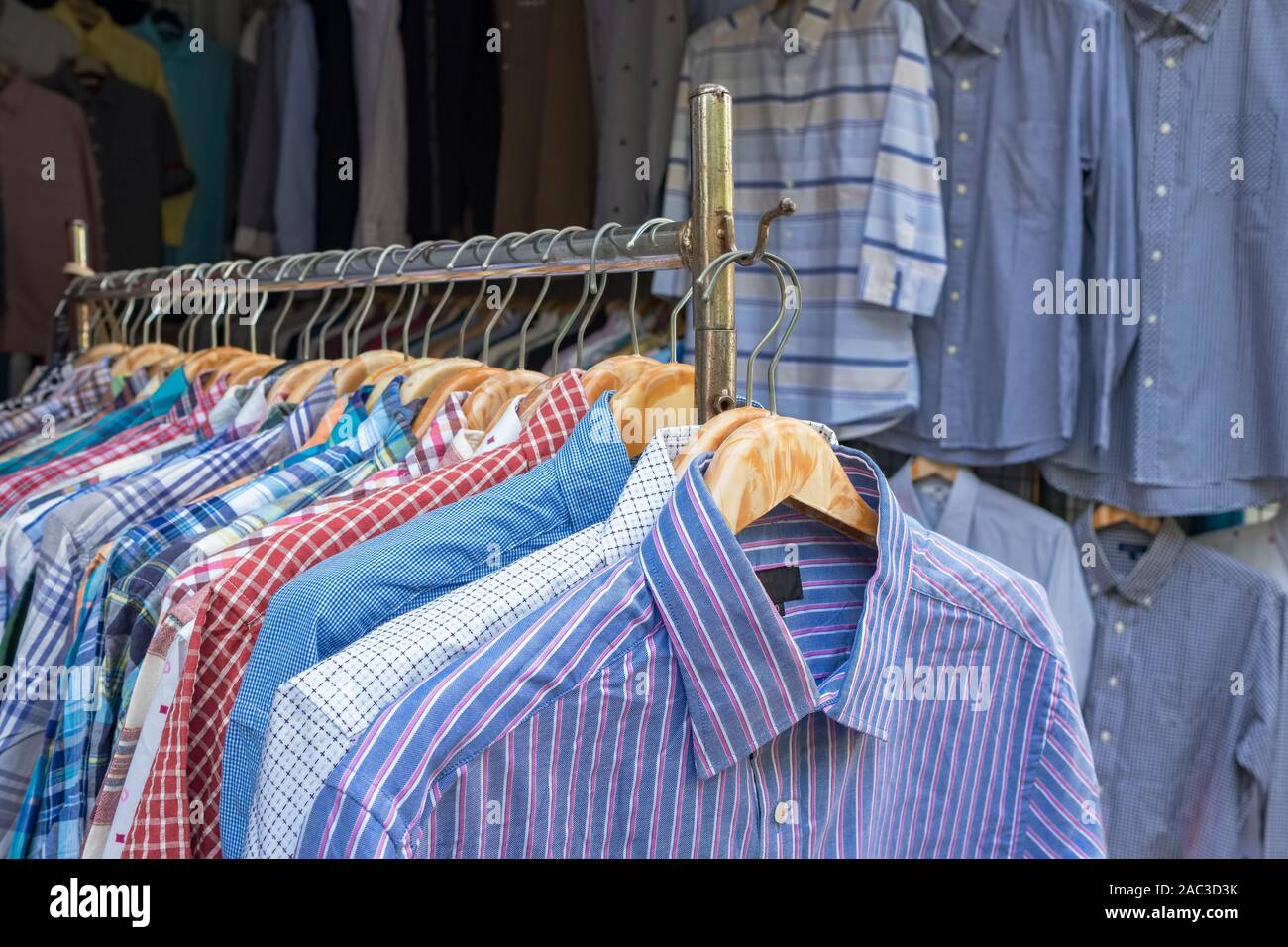 Usato camicie nel negozio di anticaglie Foto Stock