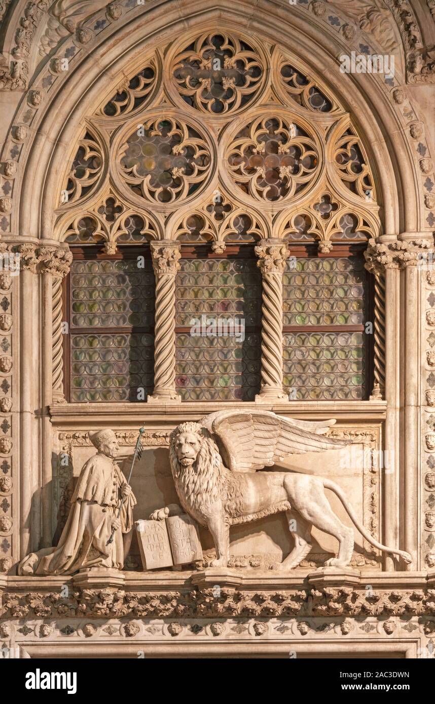 Venezia, Italia - 13 Marzo 2014: Il leone di San Marco Evengelist dal portale di Palazzo Ducale - Porta della Carta - Francesco Foscari Foto Stock