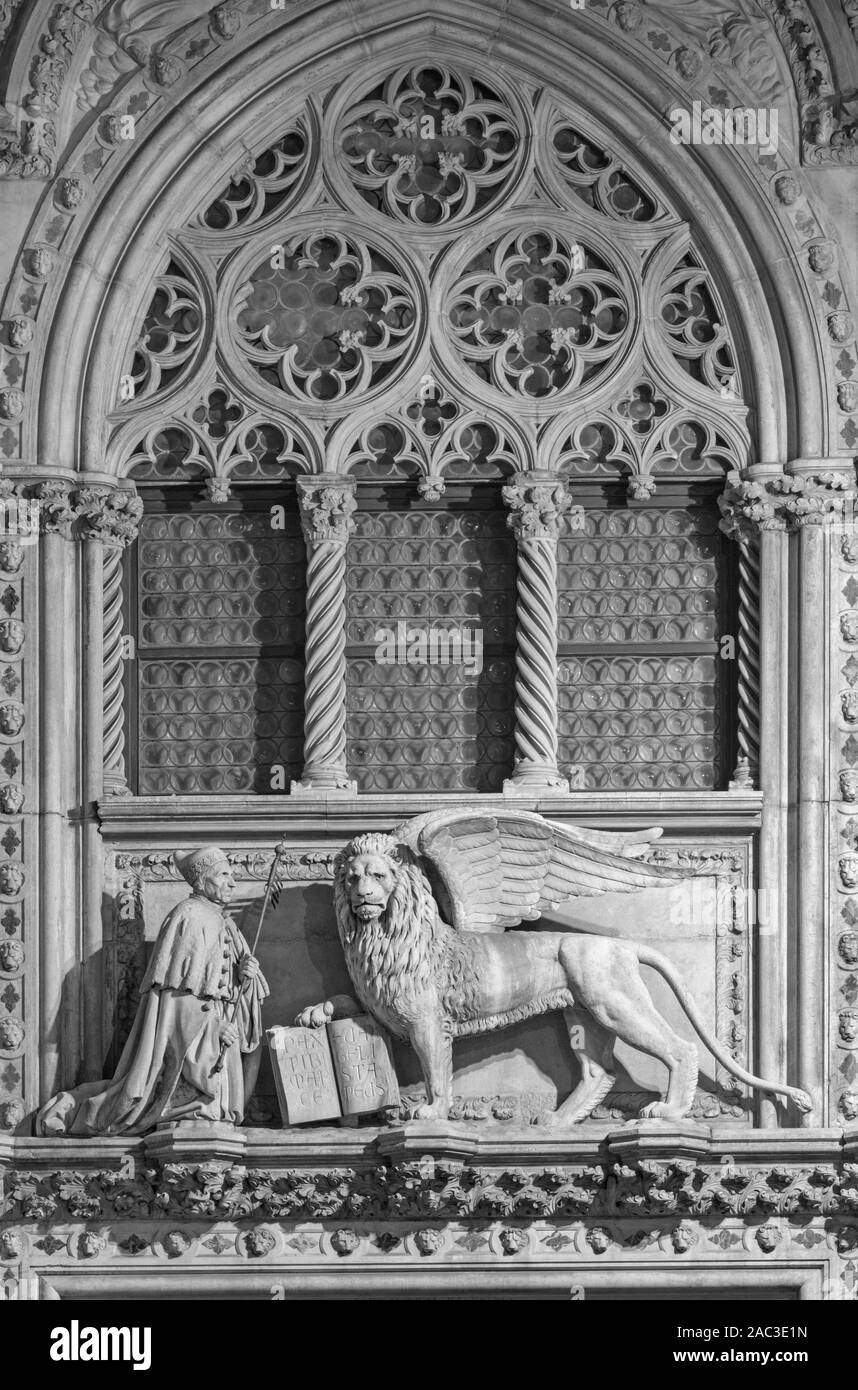 Venezia, Italia - 13 Marzo 2014: Il leone di San Marco Evengelist dal portale di Palazzo Ducale - Porta della Carta - Francesco Foscari Foto Stock