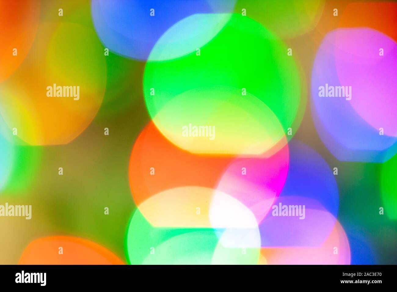 Grande giallo, rosso, verde, viola, viola e blu bokeh palle su sfondo chiaro. Foto Stock