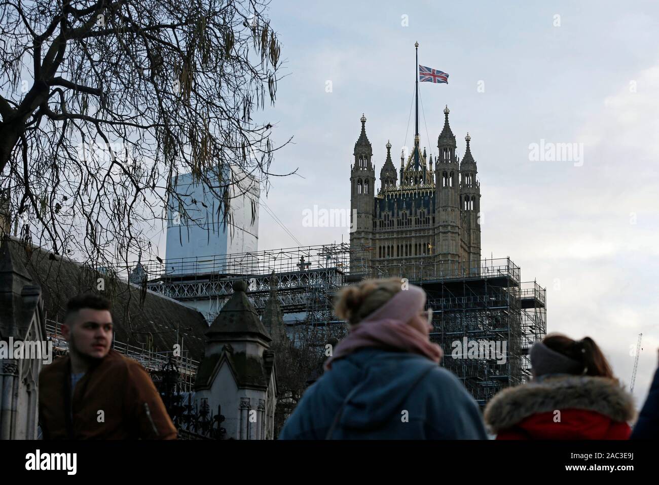 L'Unione Jack sorvolano Victoria torre, le Case del Parlamento era a metà del montante, così come lo erano le bandiere sul governo britannico edifici, come un segno di rispetto per coloro che hanno perso la loro vita e a tutti gli altri che sono stati interessati dall'attacco a London Bridge, Londra centrale, dopo un terrorista che indossa un finto giubbotto di suicidio che è andato su un coltello rampage uccidendo due persone, è stato ucciso dalla polizia. Foto Stock
