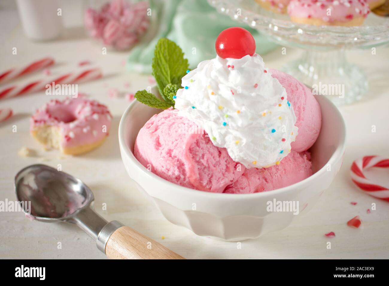 Fotografia di cibo di 50's diner style ciotola di menta piperita gelato, caramelle e bomboloni Foto Stock