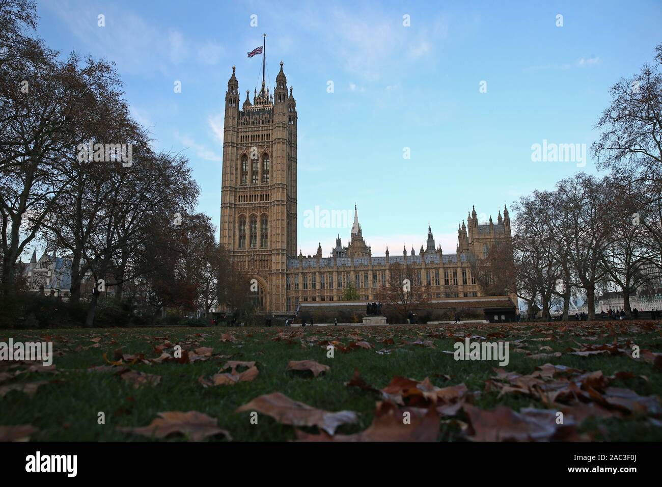 L'Unione Jack sorvolano Victoria torre, le Case del Parlamento era a metà del montante, così come lo erano le bandiere sul governo britannico edifici, come un segno di rispetto per coloro che hanno perso la loro vita e a tutti gli altri che sono stati interessati dall'attacco a London Bridge, Londra centrale, dopo un terrorista che indossa un finto giubbotto di suicidio che è andato su un coltello rampage uccidendo due persone, è stato ucciso dalla polizia. Foto Stock
