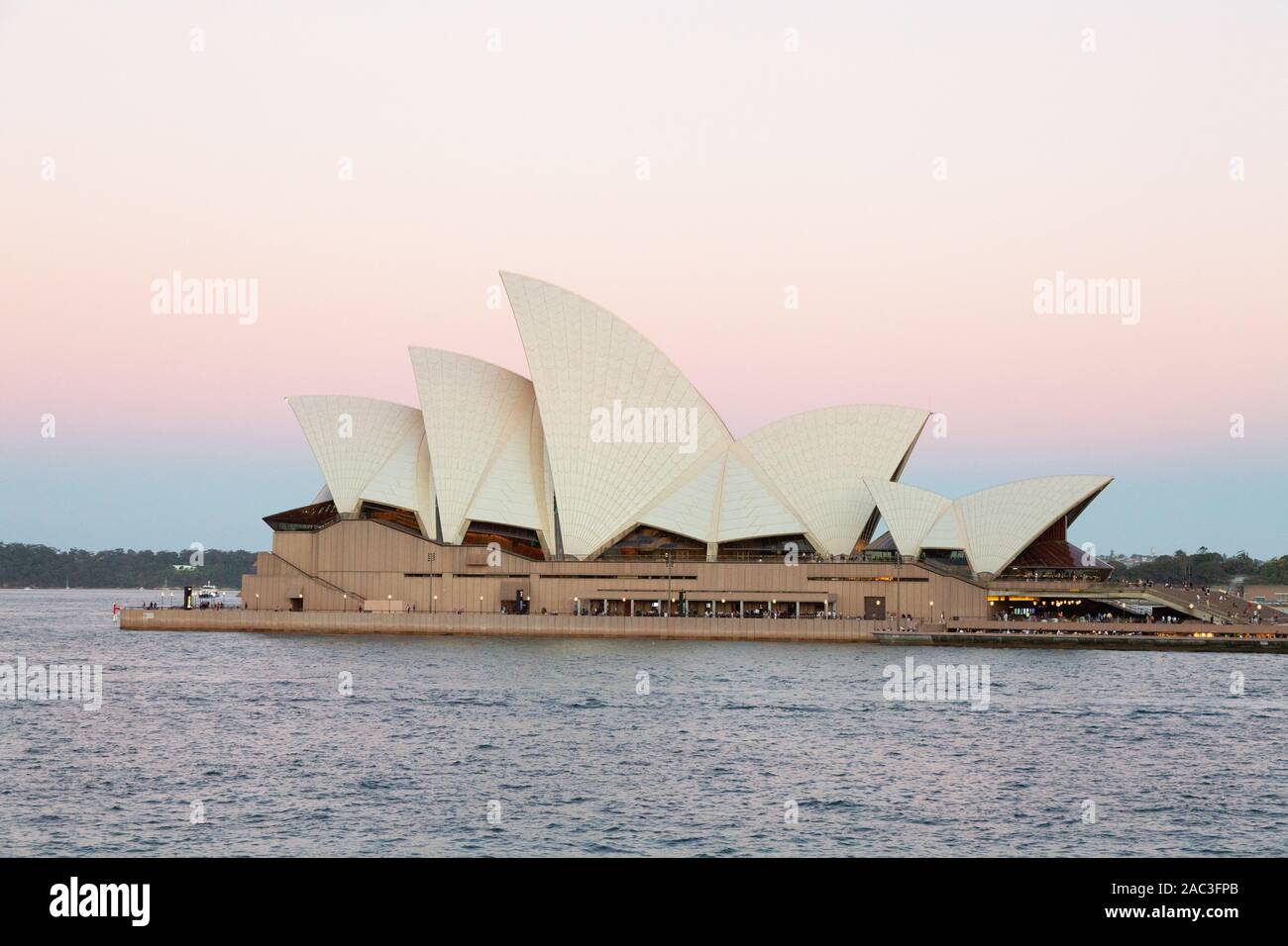 La Opera House di Sydney al Tramonto - UNESCO World Heritage Site - vista appena dopo il tramonto, il Porto di Sydney, Sydney Australia Foto Stock