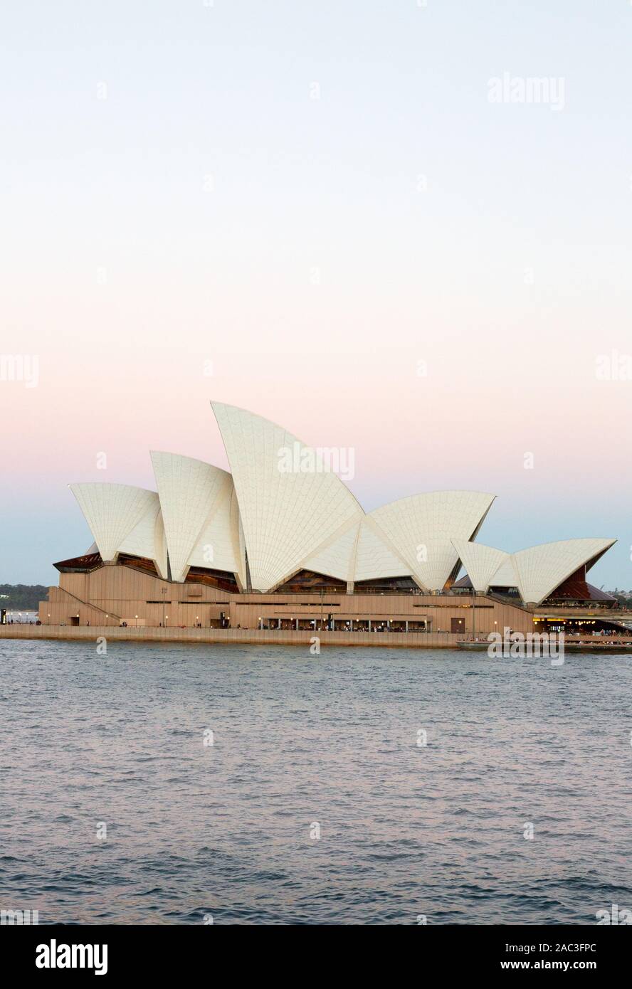 La Opera House di Sydney al Tramonto - UNESCO World Heritage Site - vista appena dopo il tramonto, il Porto di Sydney, Sydney Australia Foto Stock