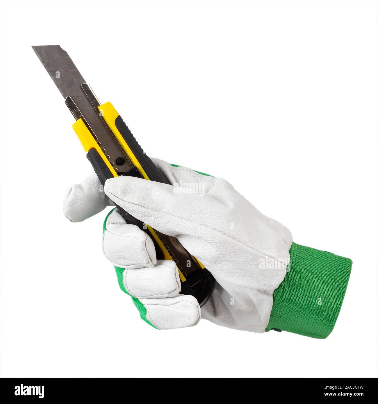 Un coltello nella mano di un lavoratore in un guanto di lavoro. isolato su uno sfondo bianco. Il file contiene il tracciato di ritaglio Foto Stock