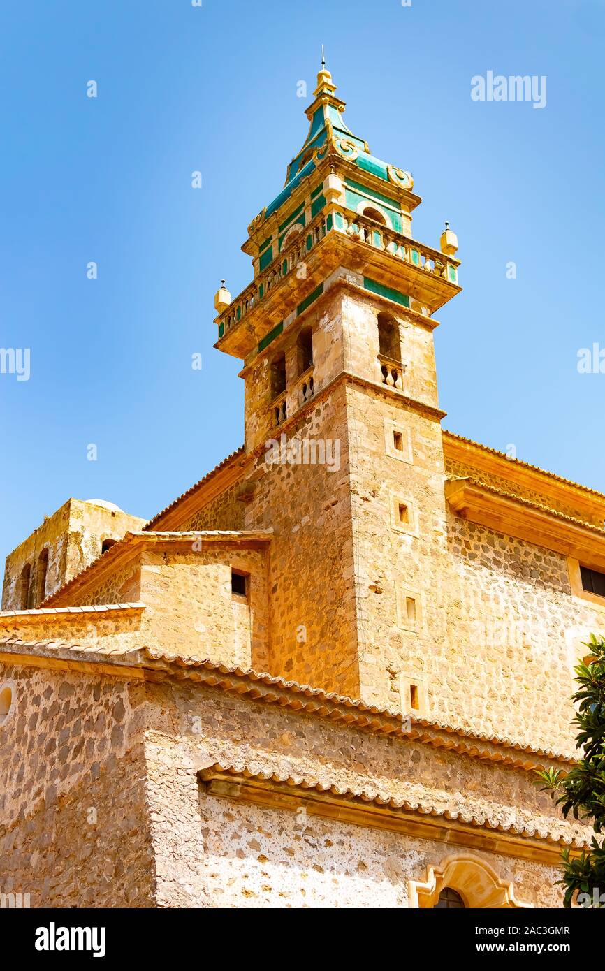 Cattedrale di Santa Catalina Thomas di Valldemossa su una soleggiata giornata estiva in giugno con il blu del cielo Foto Stock