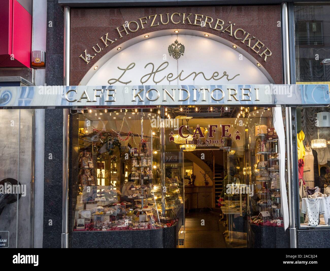 VIENNA, Austria - 6 Novembre 2019: Ingresso di Heiner Cafè Konditorei, un tipico di un Wiener Kaffeehaus e pasticceria, una caffetteria Viennese, un ico Foto Stock