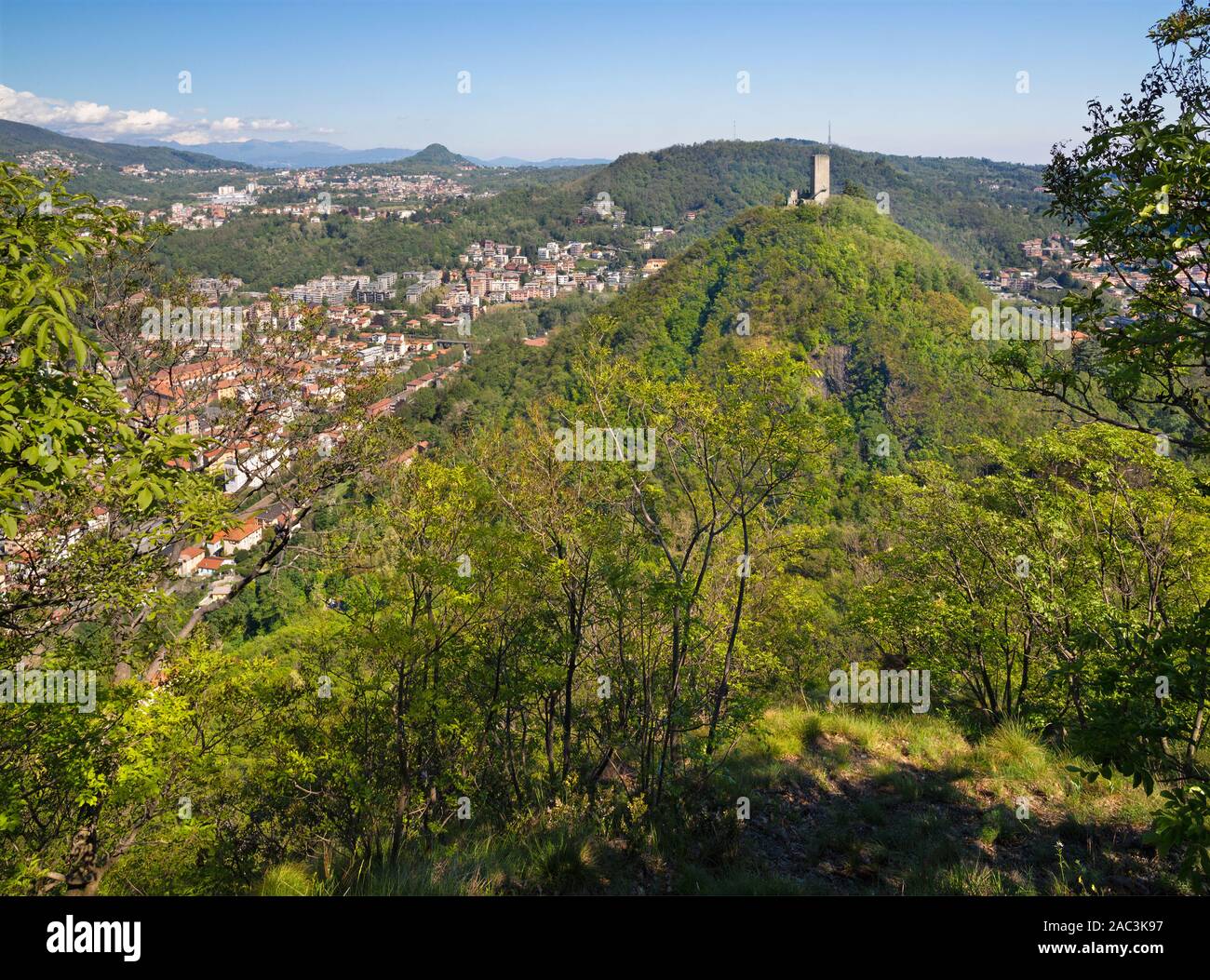 Como - Il Castello Baradello cestello e la città tra le montagne. Foto Stock