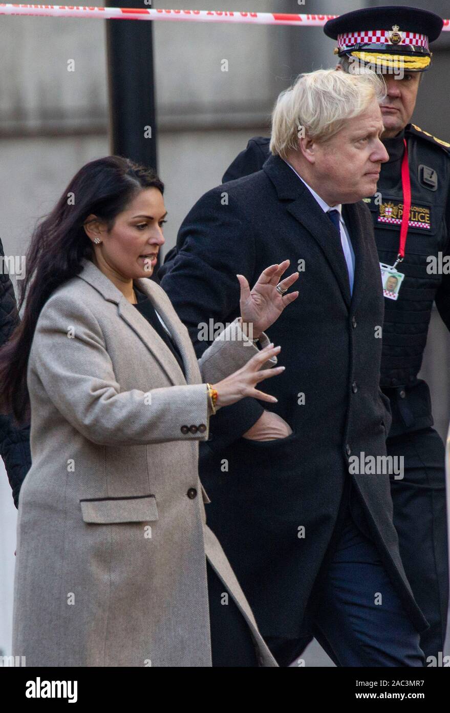 Londra, Regno Unito. 30 Nov 2019. Londra, Regno Unito. 30 Nov 2019. La figura mostra il Premier britannico Boris Johnson con Home Secretary Priti Patel e la City of London Police Commissario Ian Dyson presso la scena sul lato nord del London Bridge fin da sabato mattina. L'incidente ha cominciato appena prima di 2pm venerdì, quando l'utente malintenzionato, che erano state frequentando l apprendimento insieme la giustizia penale conferenza presso pescivendoli' Hall sul Ponte di Londra ha cominciato accoltellato colleghi con due grandi coltelli. Credito: Jeff Gilbert/Alamy Live News Foto Stock