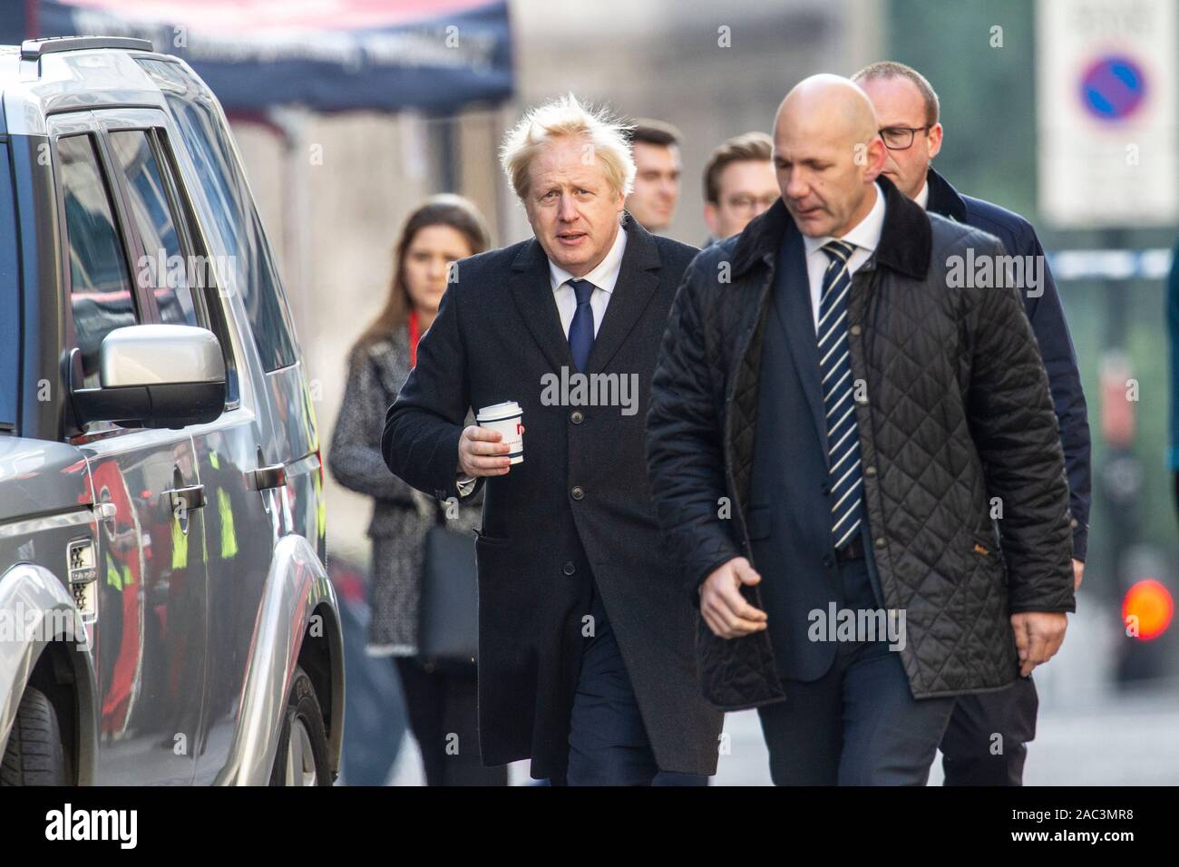 Londra, Regno Unito. 30 Nov 2019. Londra, Regno Unito. 30 Nov 2019. La figura mostra il Premier britannico Boris Johnson presso la scena sul lato nord del London Bridge fin da sabato mattina. L'incidente ha cominciato appena prima di 2pm venerdì, quando l'utente malintenzionato, che erano state frequentando l apprendimento insieme la giustizia penale conferenza presso pescivendoli' Hall sul Ponte di Londra ha cominciato accoltellato colleghi con due grandi coltelli. Credito: Jeff Gilbert/Alamy Live News Foto Stock