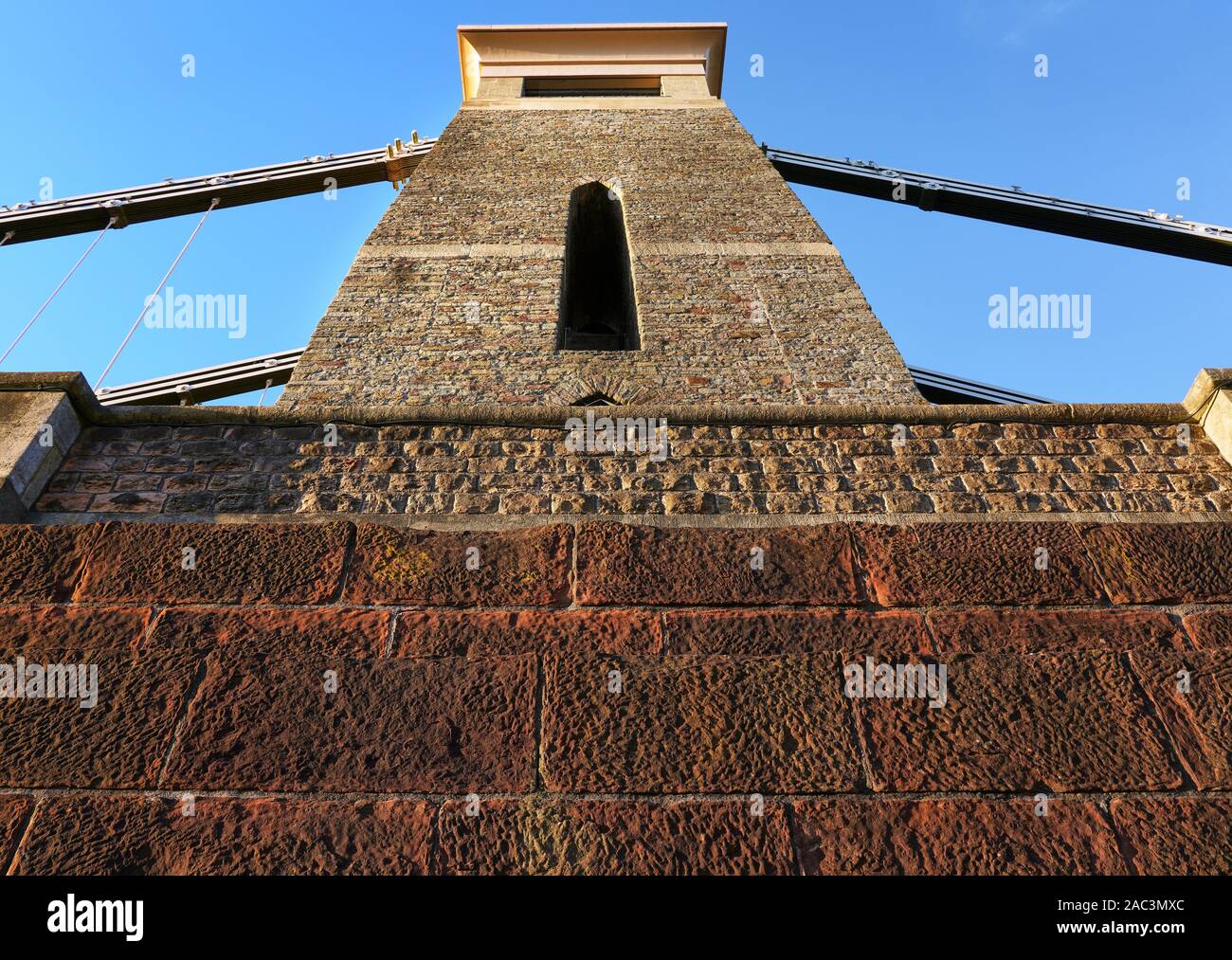 Oriente torre di sostegno e di pietra arenaria rossa battuta del ponte sospeso di Clifton a Bristol REGNO UNITO Foto Stock
