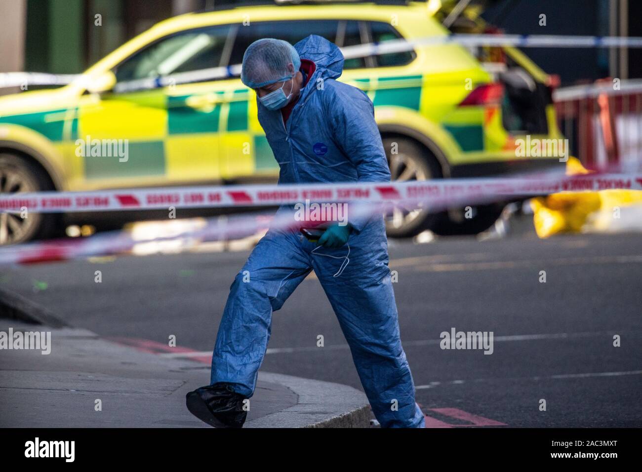 Londra, Regno Unito. 30 Nov 2019. Polizia team forense presso la scena del venerdì di terrore attacco a pescivendolo Hall di Londra Birdge, UK. L'incidente ha cominciato appena prima di 2pm venerdì, quando l'utente malintenzionato, che erano state frequentando l apprendimento insieme la giustizia penale conferenza presso pescivendoli' Hall sul Ponte di Londra ha cominciato accoltellato colleghi con due grandi coltelli. Il 30 novembre 2019, Londra, Inghilterra, UK Credit: Jeff Gilbert/Alamy Live News Credito: Jeff Gilbert/Alamy Live News Foto Stock