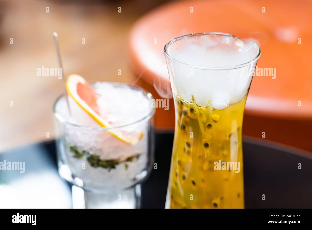 Il vapore fuoriesce dal succo di frutto della passione. Dissetante bevanda estiva. Foto Stock