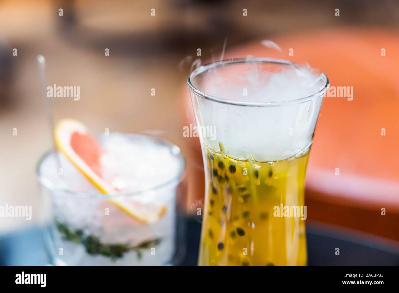 Il vapore fuoriesce dal succo di frutto della passione. Dissetante bevanda estiva. Foto Stock