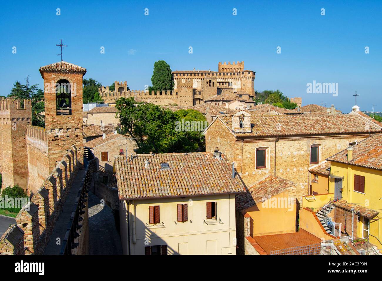 Rocca di Gradara, storico borgo medioevale in italiano Regione Marche. Gradara è la posizione dell'episodio di Paolo e Francesca descritta b Foto Stock