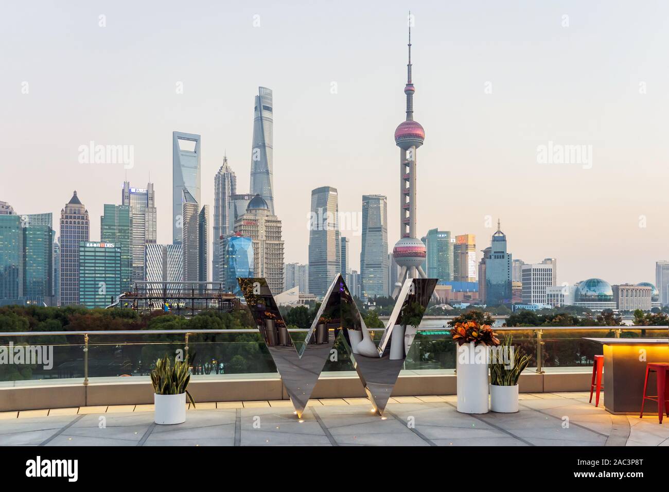La Cina a Shanghai - 25 Ottobre , 2018. Skyline di Shanghai. W Hotel e Centro Finanziario di Pudong sullo sfondo. Foto Stock