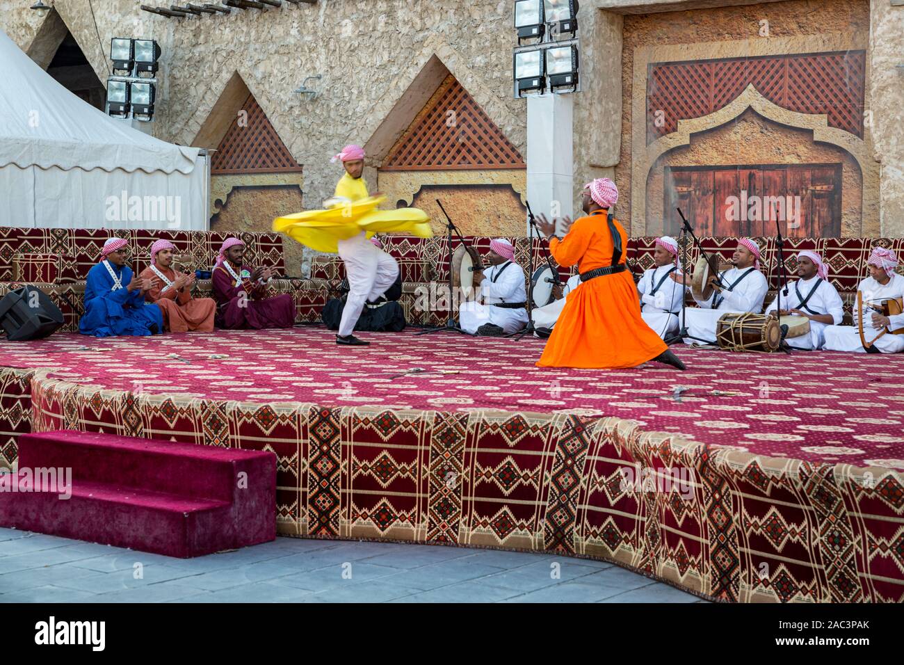 Danza folcloristica araba tradizionale nel Souk Waqif Doha, festival primaverile del Qatar Foto Stock