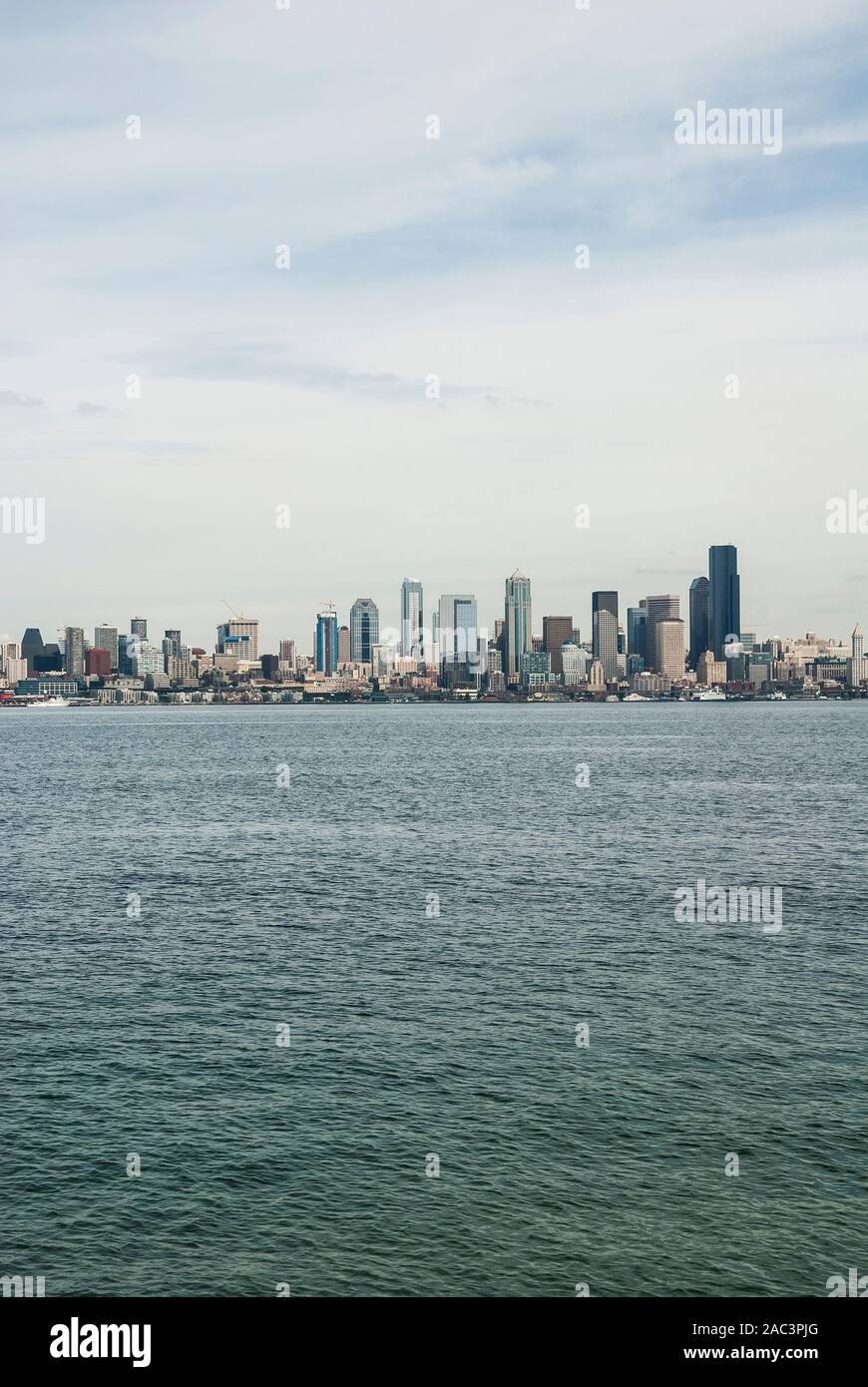 Vista della skyline di Seattle attraverso Puget Sound, da ovest, Seattle, Washington. Foto Stock