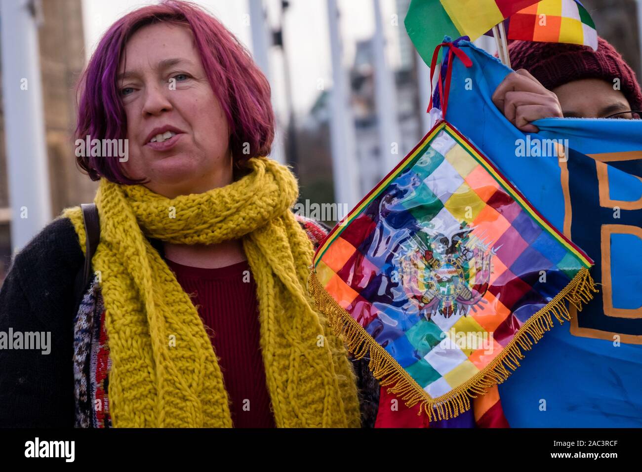 Londra, Regno Unito. 30 Novembre, 2019. I manifestanti in piazza del Parlamento denunciare la destra colpo di stato contro il governo democraticamente eletto di Evo Morales in Bolivia, supportati da noi e sostenuto dal Regno Unito e i media occidentali. I militari e il governo di transizione hanno emesso un mandato di cattura per Morales e il leader dell'opposizione e ha lanciato una campagna razzista di terrore, bruciando il Wiphala bandiera indigena, uccidendo oltre 30 manifestanti e ferendo centinaia. Il colpo di Stato saranno lasciate che le multinazionali tra cui Shell e BP sfruttare la Bolivia il le riserve di litio e gas naturale. Credito: Peter Marshall / Alamy Live News Foto Stock