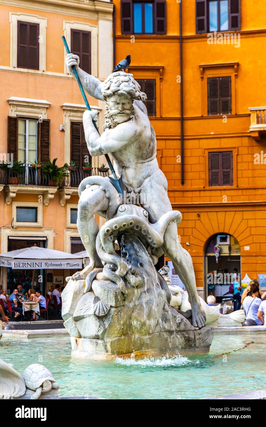 Roma, Italia - 24 settembre 2018: scultura Nettuno combattendo un polpo alla fontana del Nettuno in Piazza Navona a Roma, Italia. La scultura è stata realizzata da Foto Stock