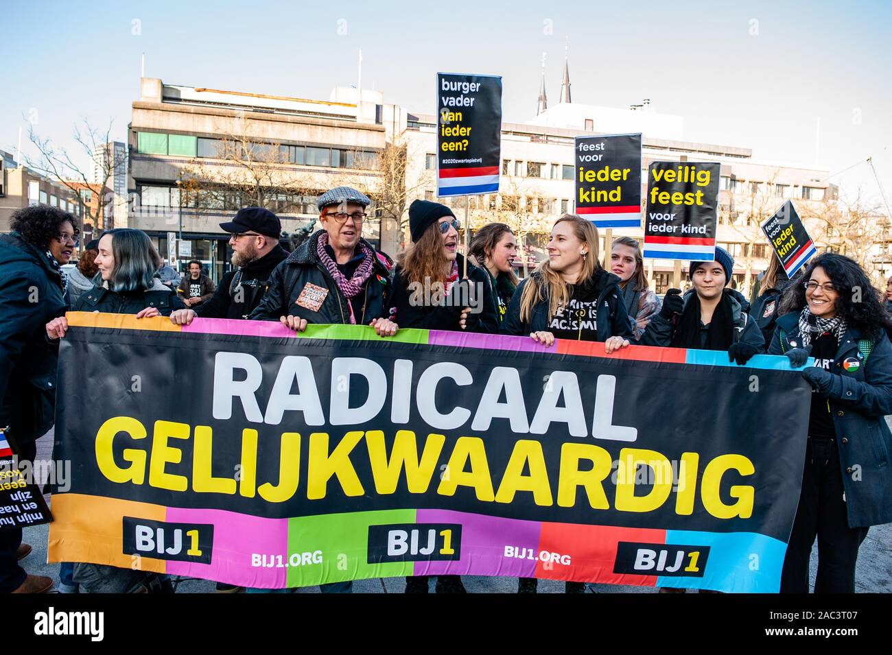 Gli attivisti KOZP tenere un grande striscione e placardsThe Anti-Zwarte Piet Gruppo Kick out Zwarte Piet (KOZP) ha organizzato un raduno contro Sinterklaas" nero-di fronte aiutanti di Eindhoven. Il gruppo ritiene che la forma tradizionale di Zwarte Piet (nero Piet) è una caricatura razzista. Inoltre durante le ultime settimane, alcuni di loro hanno sofferto verbale e fisica attacchi razzisti. In Eindhoven, una cinquantina di persone si sono radunate per parlare fuori contro il razzismo e la violenza da radicalized pro-Zwarte Piet gruppi. Foto Stock