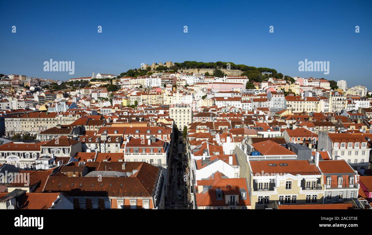 Vista su Lisbona con il Castelo de Sao Jorge in background. Foto Stock